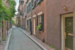 Spacious 1 BR Apt in Beacon Hill by Domio, Бостон