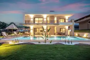 Spacious 4BR Villa Perfect for Families & Friends, Мармарис