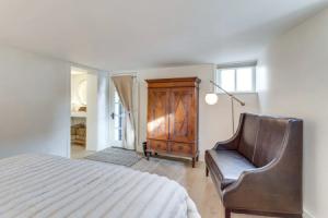 2 Mi to Downtown Denver: Stylish Gem w/ Fireplace!, Аврора