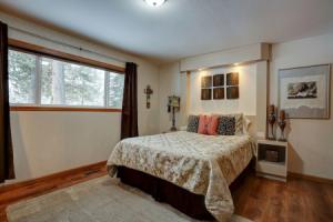 Pet-Friendly 6 Otter Home features Bikes to Explore Sunriver Village by RedAwning, Санривер