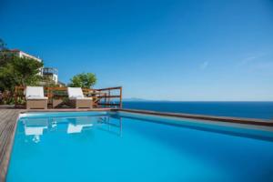 Luxury Villa Vittoria- Villa With Garden Swimming Pool and Jacuzzi Overlooking the sea, Майори