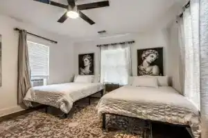 5 BR Home with Giant Yard and Theater Room in Uptown, Оклахома-Сити