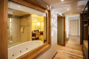 Hennessy Park Hotel, Катр-Борн