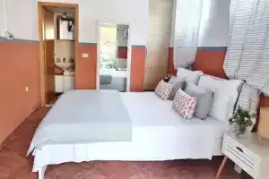 Studio Apartments Roza - A Charming Oasis in the Centre of Makarska, Макарска