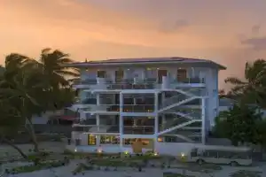 Reef Edge Thulusdhoo, Maldives, Тулусду