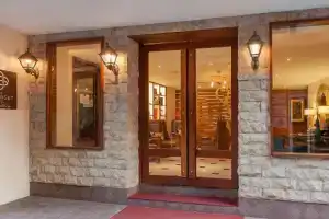 The Somerset Hotel, Мале