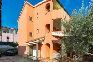 Stunning Home in Krk With Wifi and 2 Bedrooms, Крк