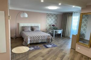 Studio with Swimming Pool 80 Meters Near the Beach (Adults Only), Ницца