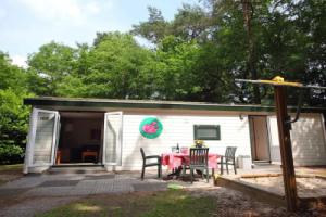 Tidy Furnished Chalet With a Combi Microwave, in the Veluwe, Эпе