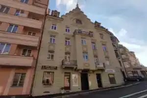 Apartmán 63m2 s balkonem v lázeňském centru, Карловы Вары