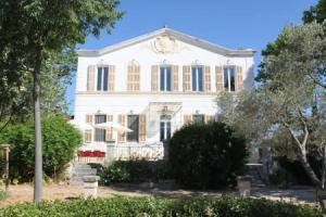 Villa croix du sud with swimming pool and park in Marseille Chalet 4, Марсель