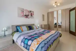Charming and Chic - Kaylan Seaside Apartment 3, Сент-Полс-Бэй