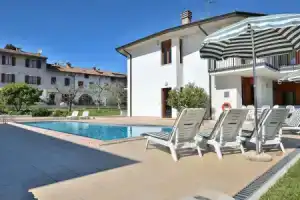 C Le Terrazze - 10 Sleeps With Shared Pool in Garda, Гарда
