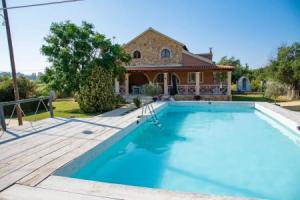 Elmar Deluxe Villa, Рода