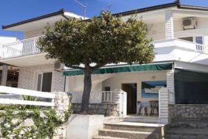 Apartments and Rooms Florijan, Komarna