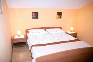 Apartment Mirni - 5 m from sea, Prvić Luka
