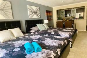 HOLYWOOD HILLS !!! 2BED Studio !!!, Лос-Анджелес