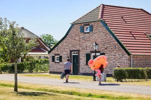 Farm Villa With Beautiful Garden, in Limburg, Роггел