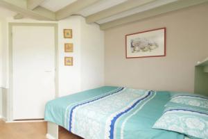 Graceful Holiday Home in Schoorl with Fenced Garden, Берген
