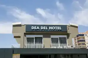 Отель «Deadel», Лара
