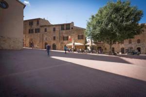 Casa Martina, Piazza Delle Erbe, San Gimignano, Сан-Джиминьяно