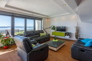 Modern villa with pool and amazing sea and panoramic view !, Цриквеница