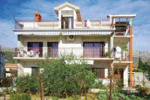 Amazing Home in Kastel Kambelovac With Wifi and 3 Bedrooms, Kaštel Kambelovac