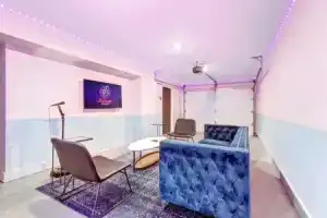 Elvis-themed 13 Beds Rooftop City Views, Нэшвилл