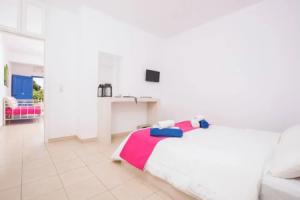 1- bed apt Near Black Beach-sleeps 4-parking, Периволос