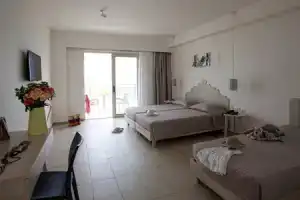 Maravel Star Art Hotel, Аделианос-Кампос