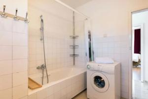 Spacious 2 Bedroom Apartment With Balcony, Остров Крапань