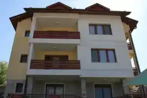 Kris Guest House, Девин