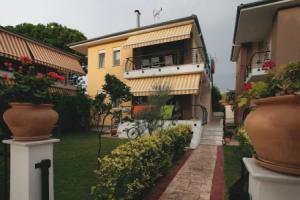 Olive Village, Неос Мармарас