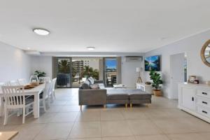 Coast Apartments 19, Энтранс