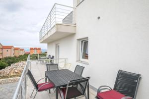 Comfortable Apartment in Novalja near Zrče Beach, Новаля