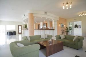 Maravel Apartments, Аделианос-Кампос