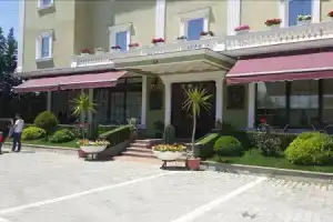 Hotel «Mustang», Тирана