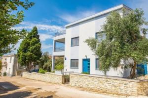 Lovely Apartment in Novalja with Patio near Sea Beach, Новаля