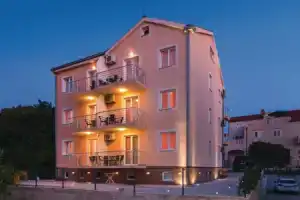 Stunning Apartment in Supetar With 2 Bedrooms and Wifi, Супетар