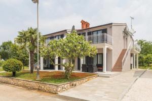 Nice Home in Porec With Wifi and 1 Bedrooms, Пореч