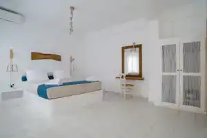 Santorini Crystal Blue, Камари