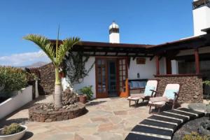 Finca Paraso - Finest Villa With Incredible Views Over Puerto del Carmen, Пуэрто-дель-Кармен