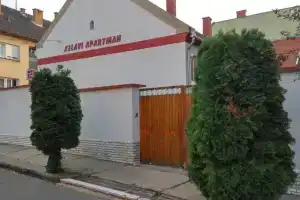 Szlavi Apartman, Байя