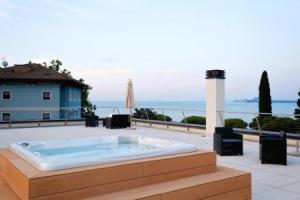 Garda Blue Home - Corte Fasanella - by Host4U, Тосколано-Мадерно