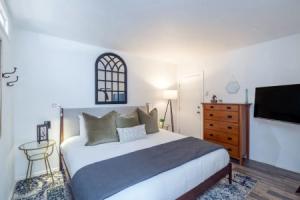 Comfort, Style, Short Walk To Town Park & Gondola 1 Bedroom Condo by RedAwning, Теллурид