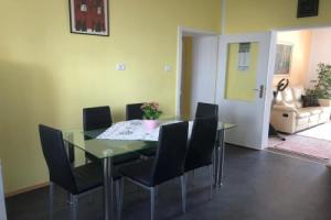 Apartma Mahnič, Постройна