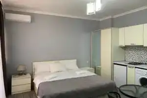Seventeenth Heaven Apartments, Махинджаури