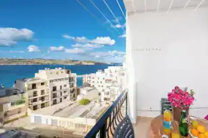 Seashells Apartment with sea view terrace with romantic sunsets, Сент-Полс-Бэй