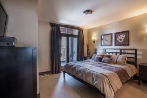 Village View, Townhouse | Fireplace at Parry Peak Lofts (Premium-Rated Condo 106), Винтер-Парк
