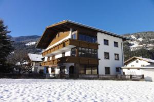 Spacious Holiday Home In Zell Am Ziller Near Ski Area, Целль-на-Циллере